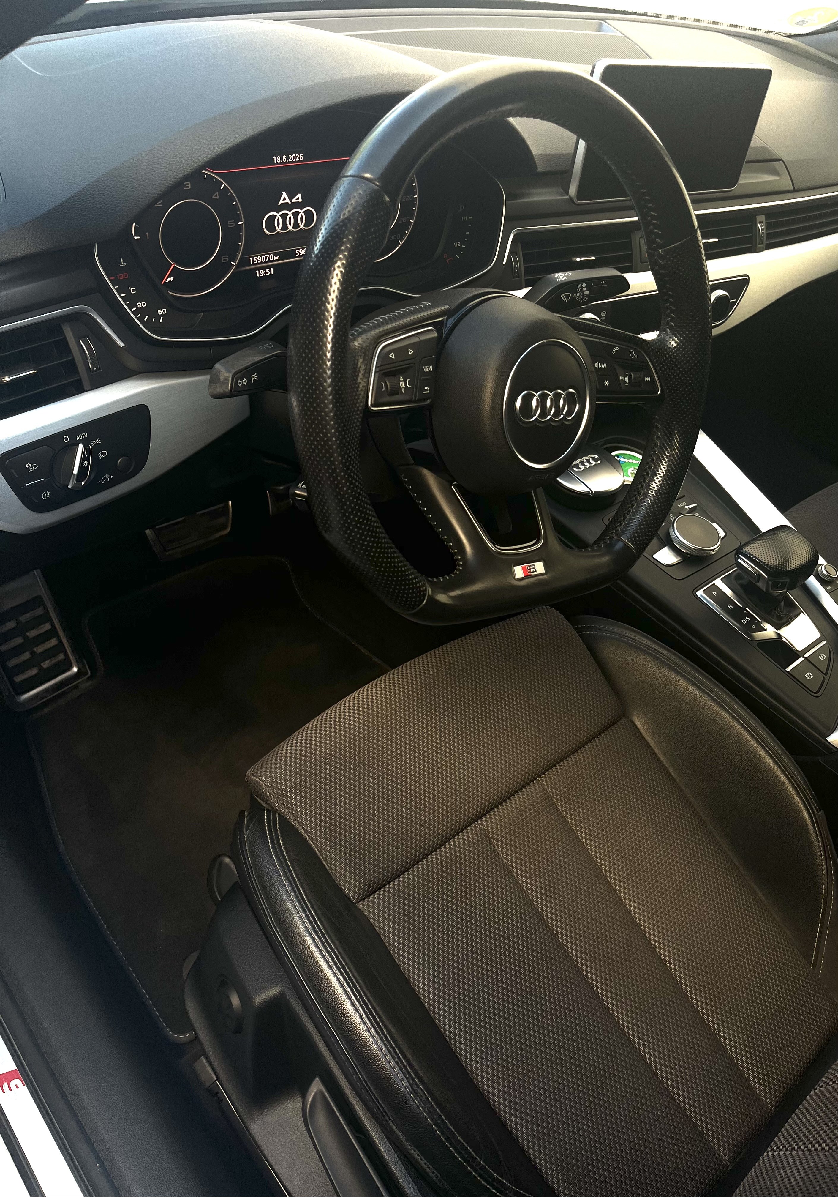 Habitacle Audi A4 nettoyé en détail, volant et sièges, après intervention Net'Auto Esthétique