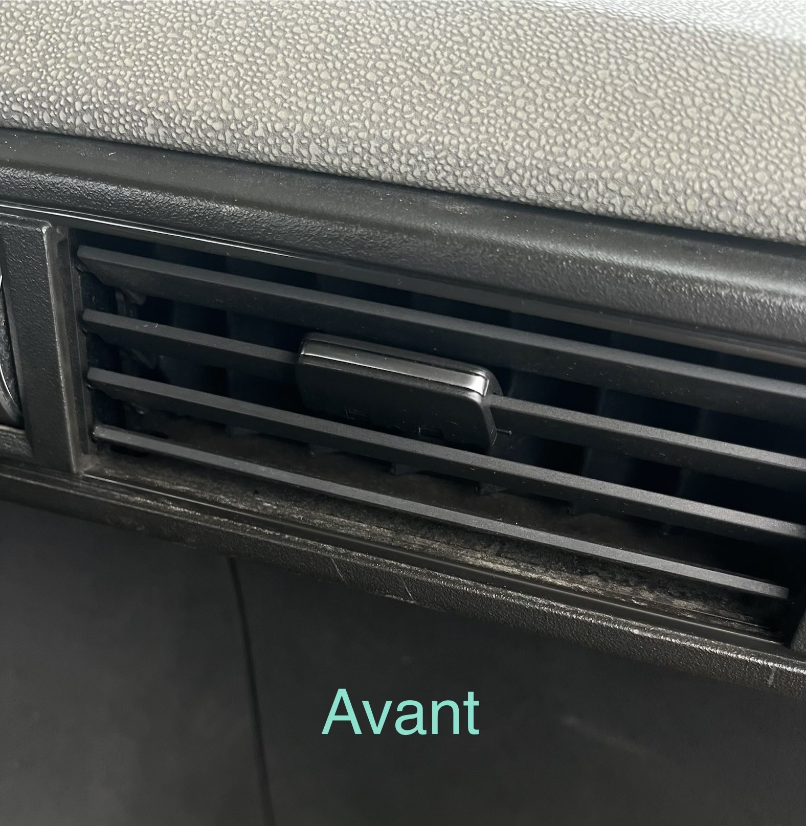 Grille d'aération de camion encrassée avant nettoyage