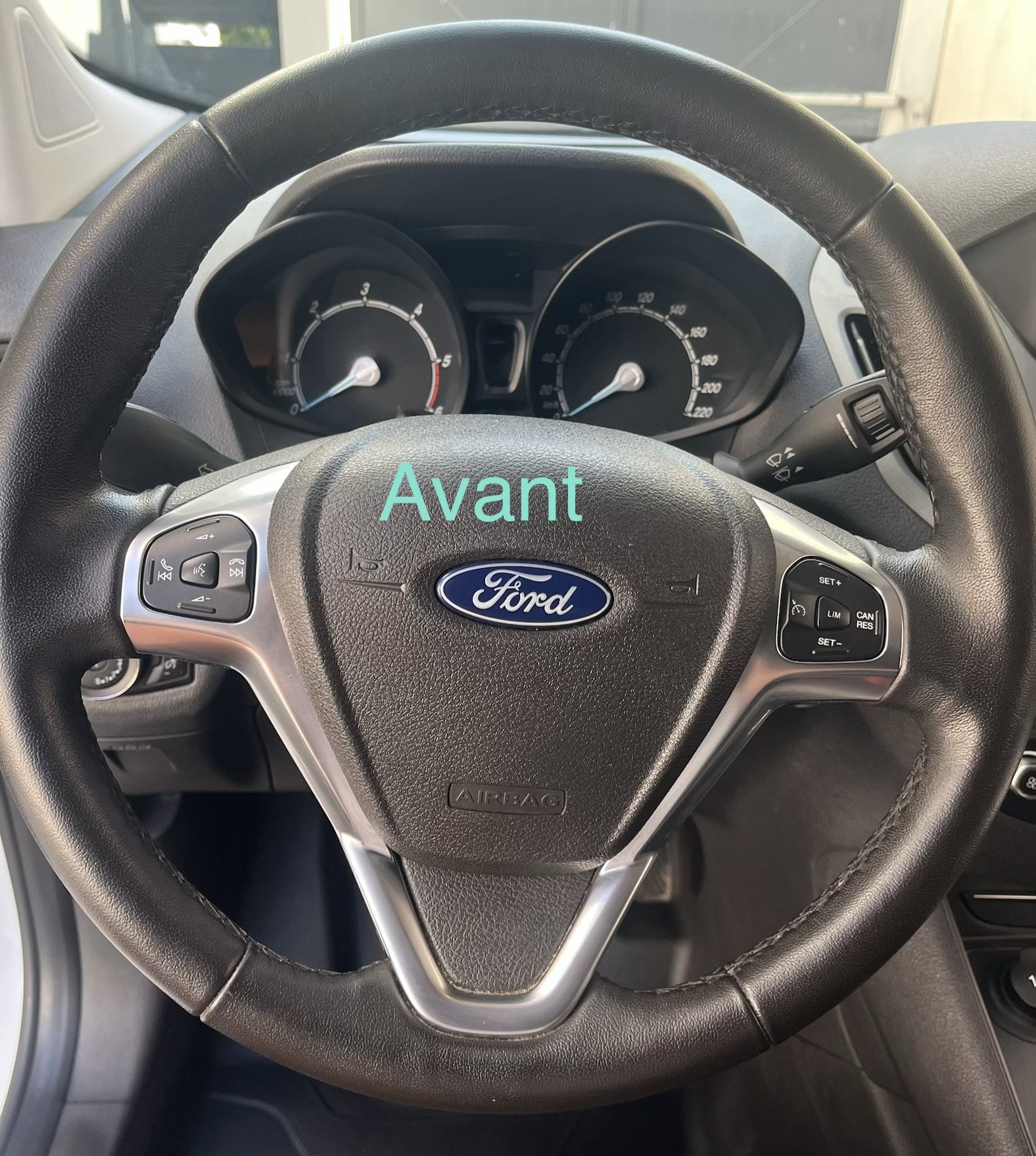 Volant et compteurs poussiéreux avant nettoyage, Ford