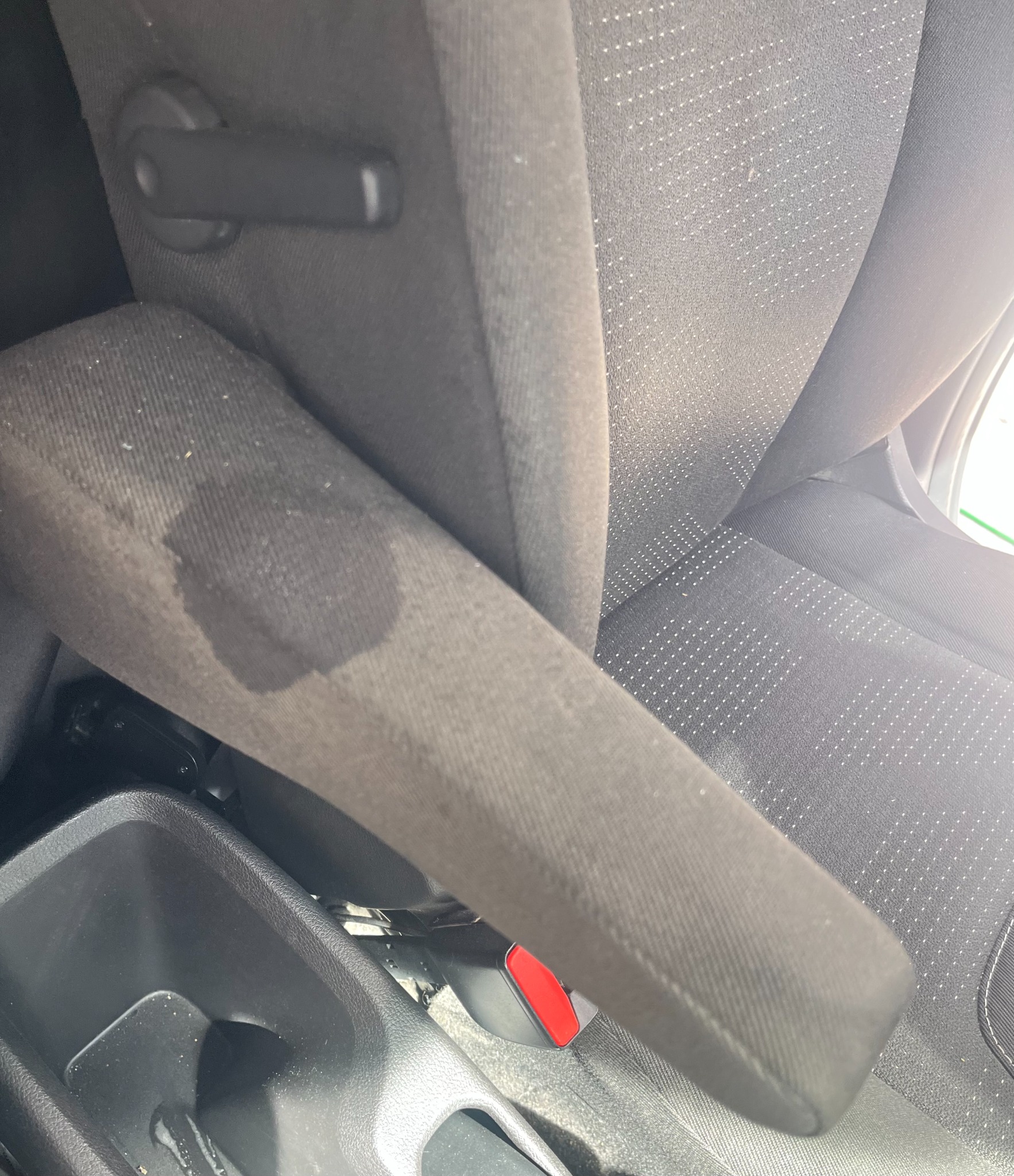Accoudoir et siège tachés avant nettoyage, Ford Transit