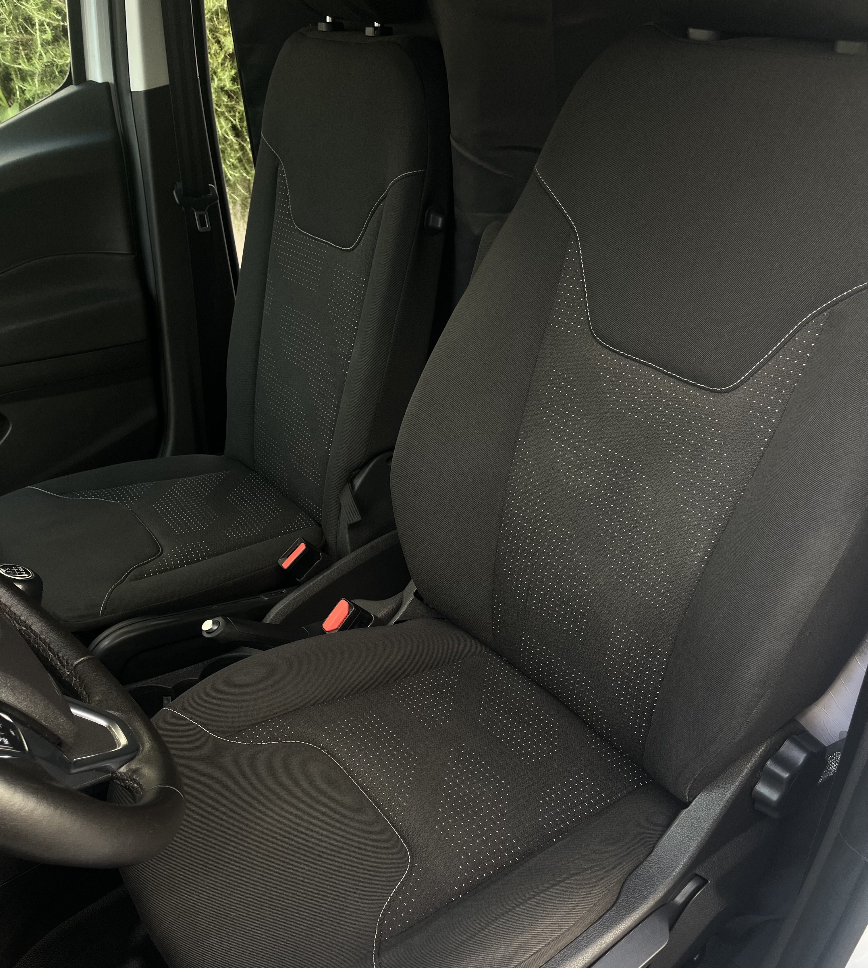 Sièges du Ford Transit Courier nettoyés en profondeur, résultat Net'Auto Esthétique