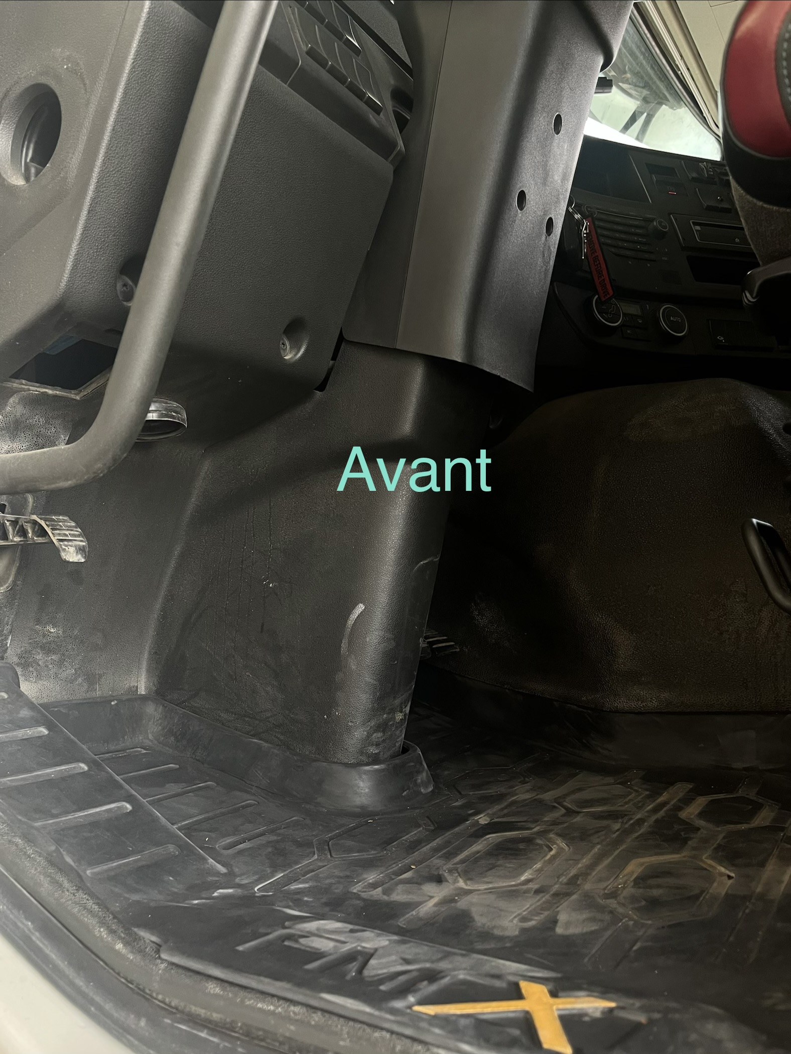 Marche-pied et habitacle de Volvo 8x4 poussiéreux avant nettoyage
