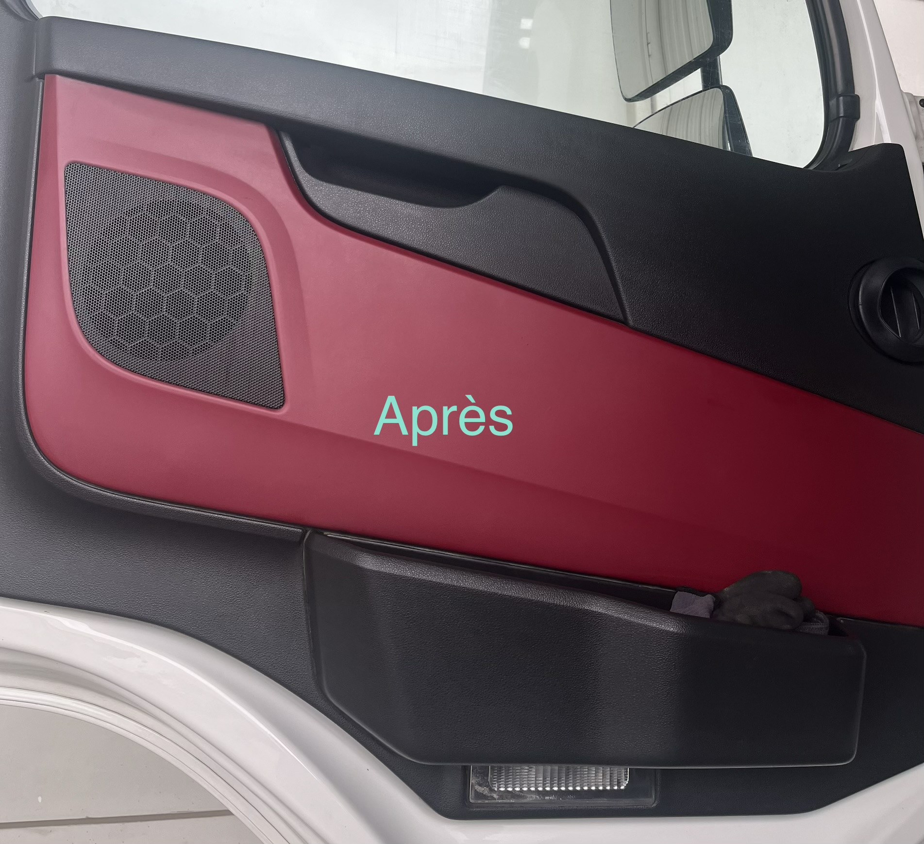 Panneau de porte rouge de Volvo 8x4 nettoyé et ravivé