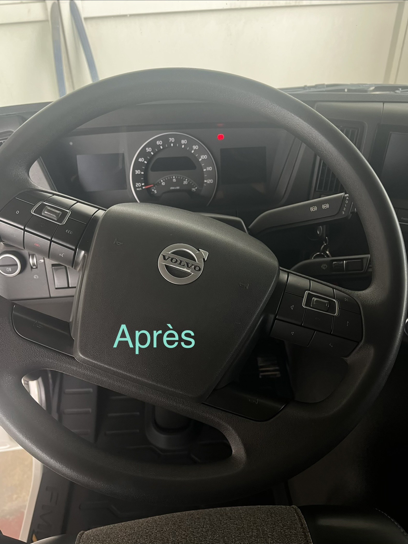 Volant de Volvo 8x4 nettoyé en détail