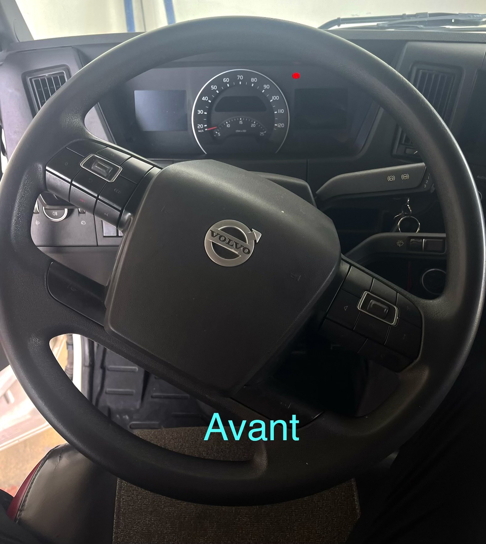 Volant de Volvo 8x4 poussiéreux avant nettoyage